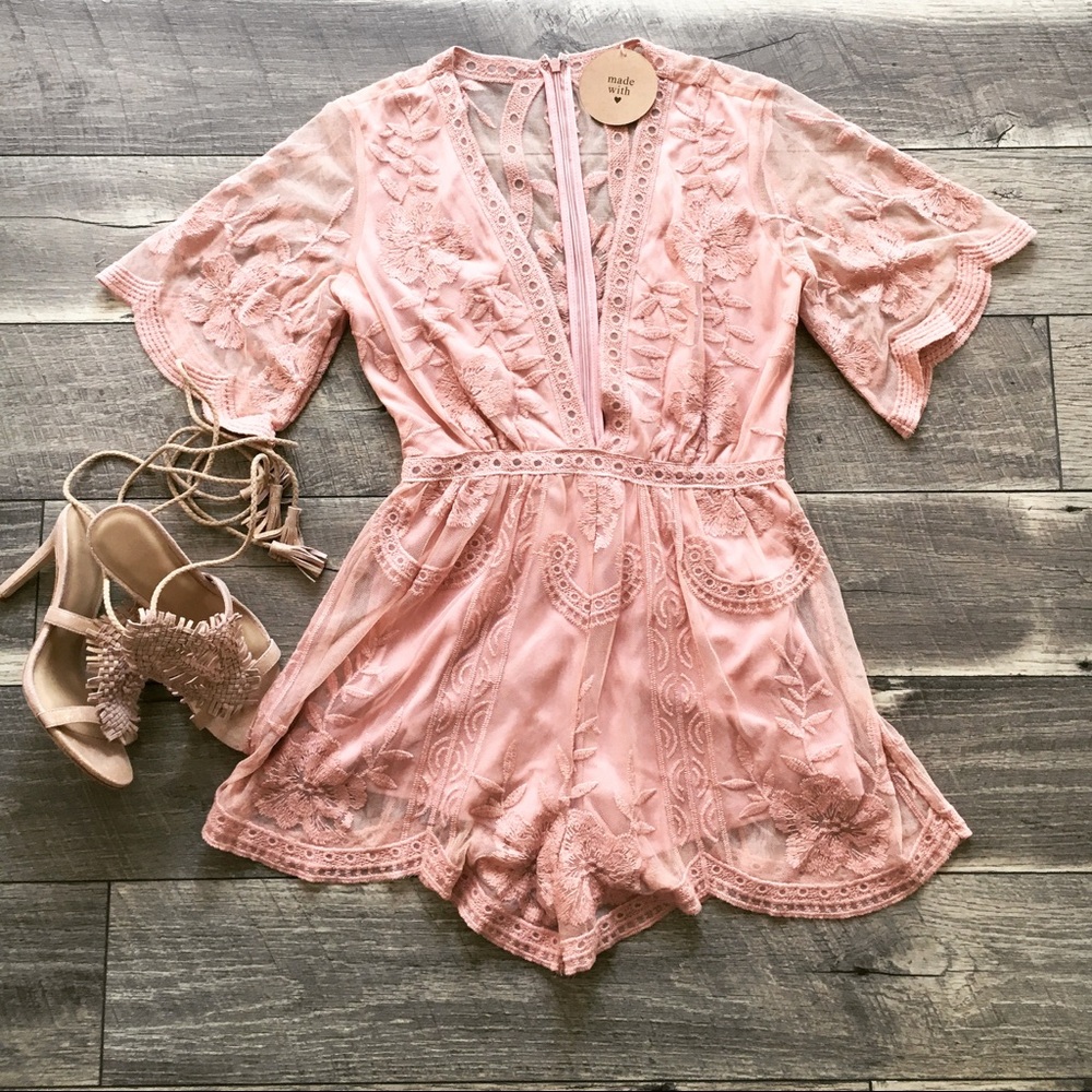 Honey Punch blush plunging front romper size small